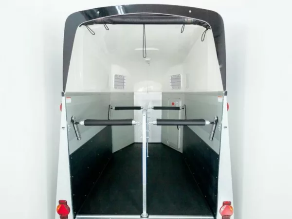 Humbaur Pferdeanhänger XANTHOS 2400|schwarz|Sattelkammer – Bild 5