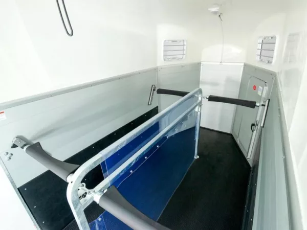 Humbaur Pferdeanhänger XANTHOS 2400|schwarz|Sattelkammer – Bild 6