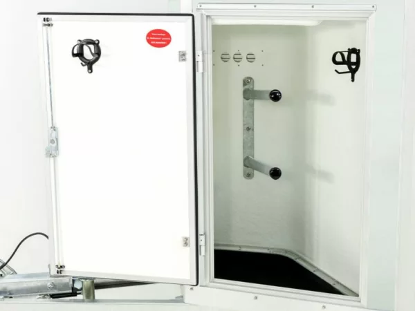 Pferdeanhänger Blomert ISI Blitz Alu|Sattelkammer|silber – Bild 5