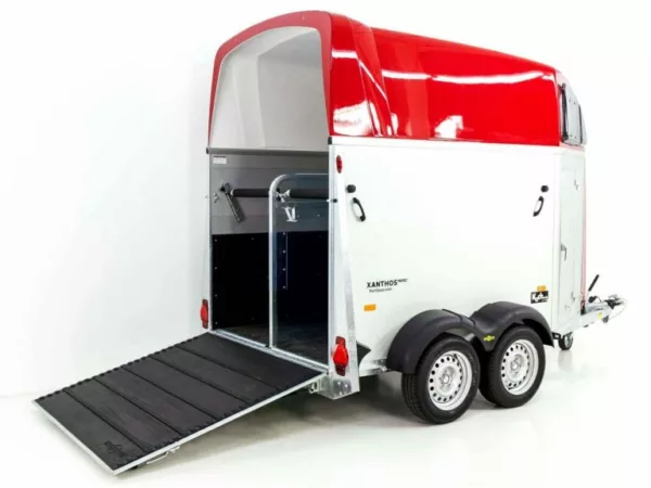 Humbaur Pferdeanhänger XANTHOS AERO 2400|rot|Sattelkammer – Bild 3